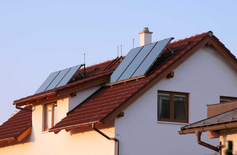 屋顶上的正在采光的太阳能集热器